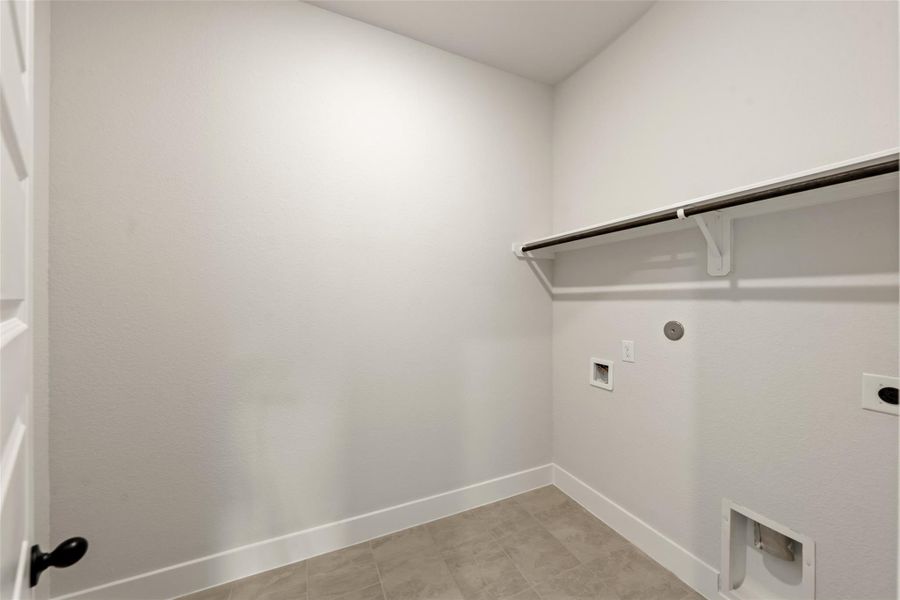 Spacious, unfurnished interior of a new home in Deer Pines, Conroe (Image 30).