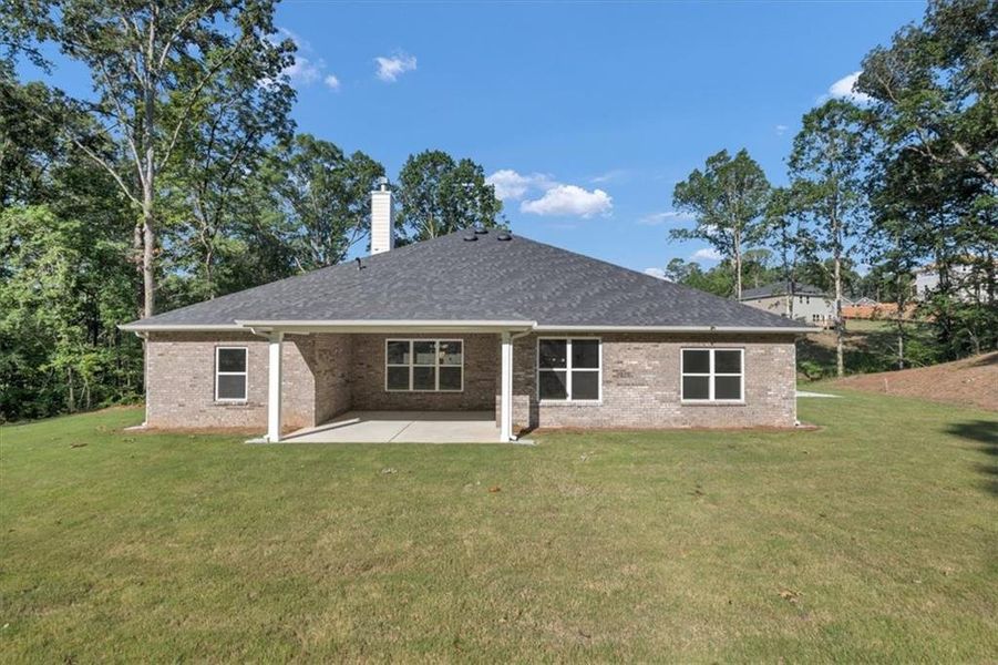 Exterior details and patio area of a home in Tuscany Hills, Douglasville (Image 20).