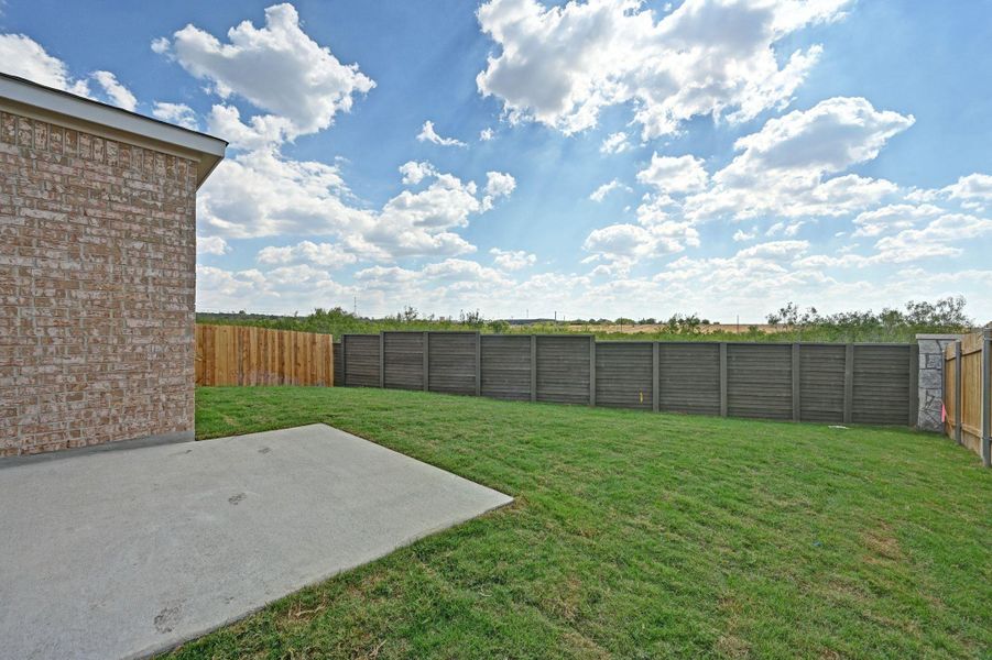Exterior details and patio area of a home in Stoney Chase, Del Valle (Image 3).