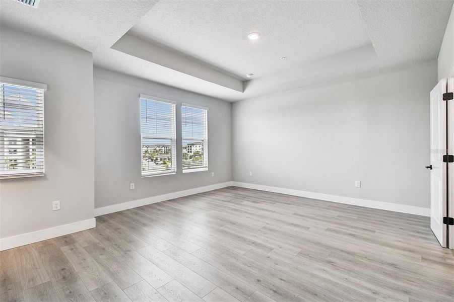 Spacious, unfurnished interior of a new home in , Sarasota (Image 20).