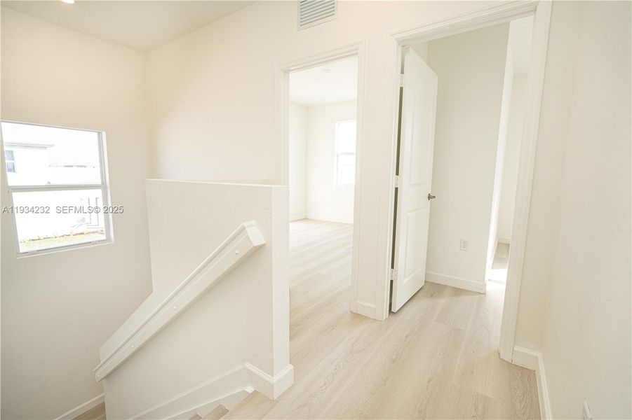 Spacious, unfurnished interior of a new home in Acacia Groves, Miami (Image 19).