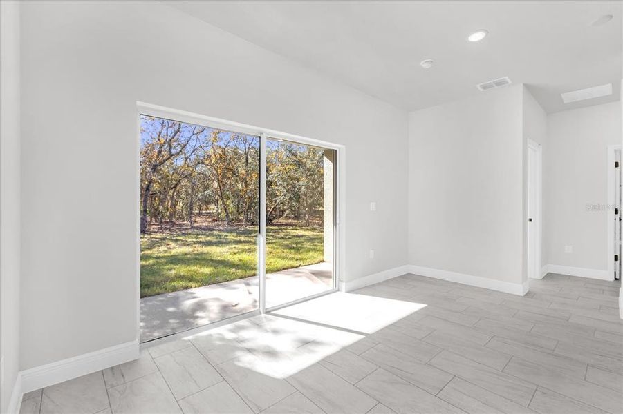 Spacious, unfurnished interior of a new home in , Citrus Springs (Image 18).