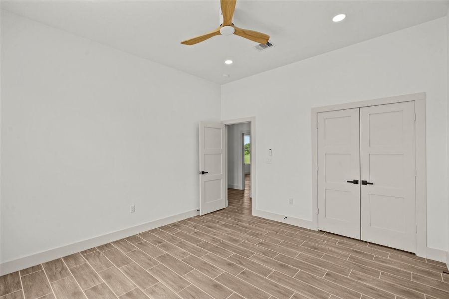 Spacious, unfurnished interior of a new home in , Alvin (Image 19).
