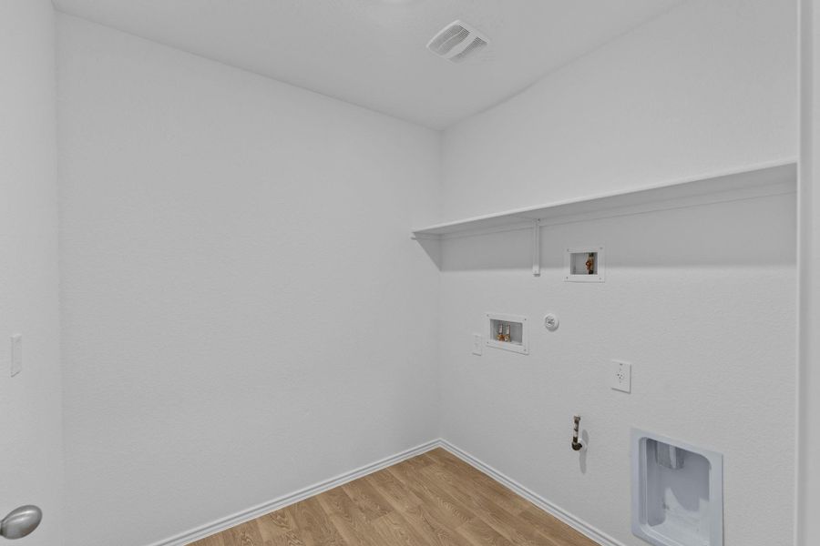 Spacious, unfurnished interior of a new home in Durango, Mustang Ridge (Image 12).