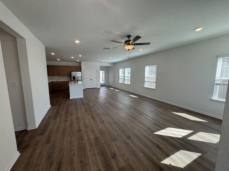 Spacious, unfurnished interior of a new home in Village at Three Oaks, Seguin (Image 13).