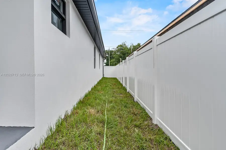 Exterior details and patio area of a home in , Tampa (Image 3).