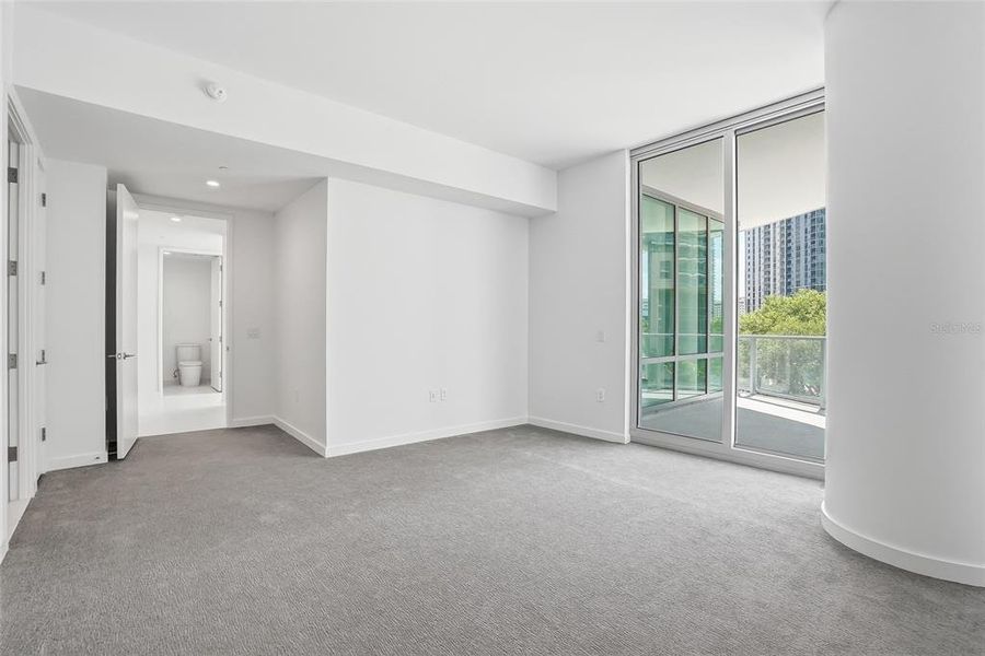 Spacious, unfurnished interior of a new home in , St. Petersburg (Image 15).