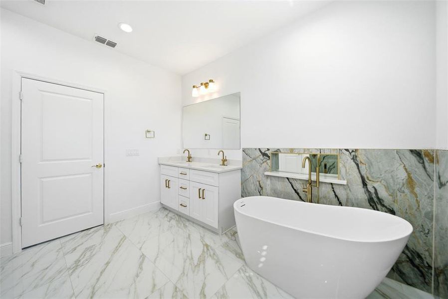 Furnished interior view inside a new home in , Altamonte Springs (Image 12).