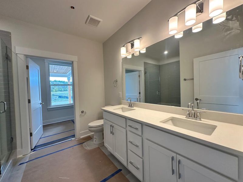 The Ballar A Secondary Suite Bathroom