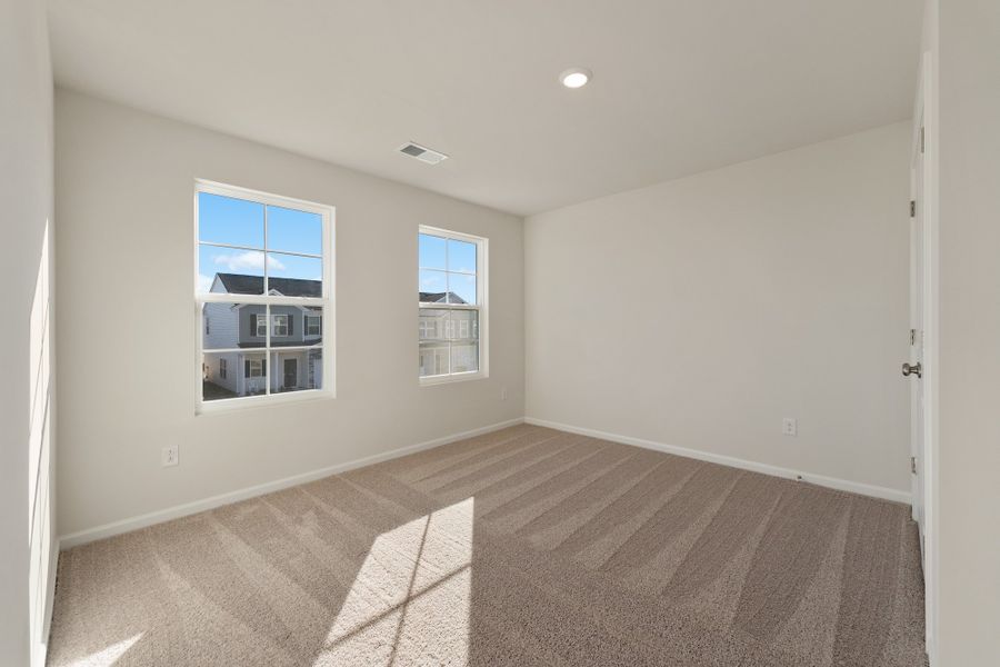 Spacious, unfurnished interior of a new home in Richmond Hill, Inman (Image 24).