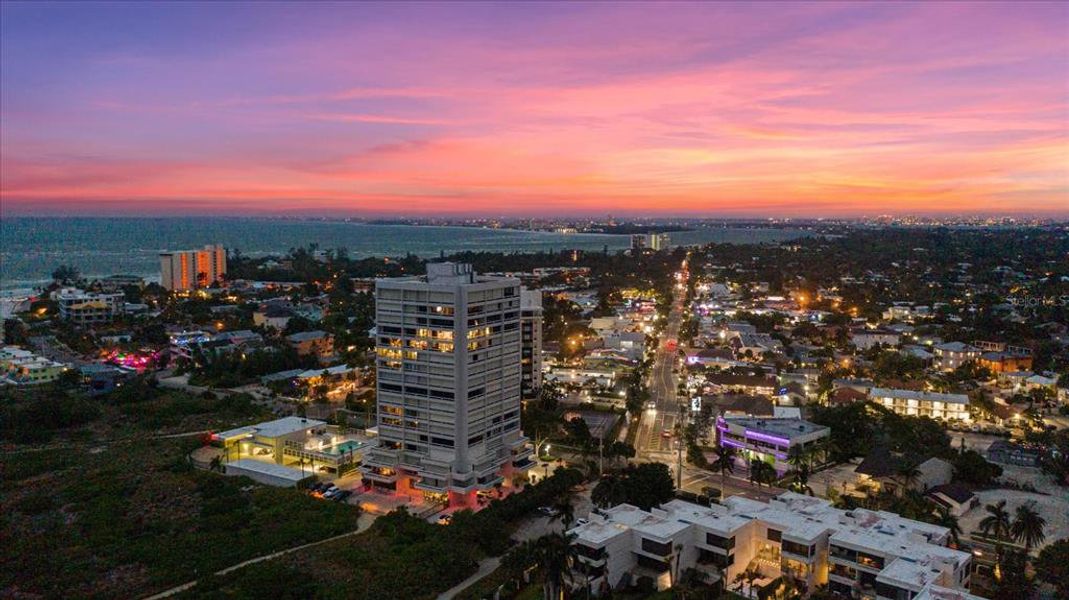 Condo located in Sarasota, FL showcasing its design and architecture (Image 4).