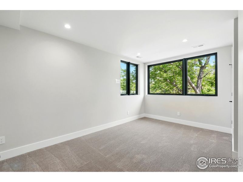 Upper level bedroom, en-suite with walk in closet Upper level bedroom, en-suite with walk in closet