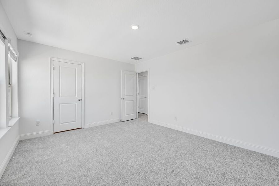 Spacious, unfurnished interior of a new home in Madero 50s, Fort Worth (Image 16). Spacious, unfurnished interior of a new home in Madero 50s, Fort Worth (Image 16).