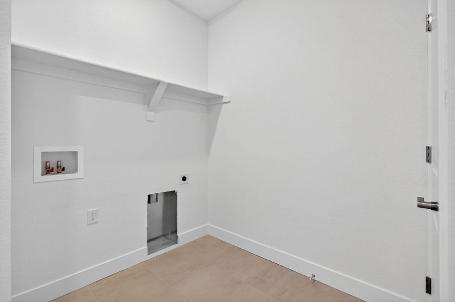 Spacious, unfurnished interior of a new home in Macanta, Castle Rock (Image 29).