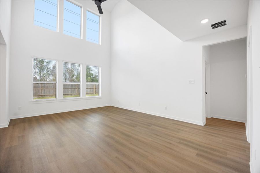 Spacious, unfurnished interior of a new home in Kendall Lakes, Alvin (Image 29).
