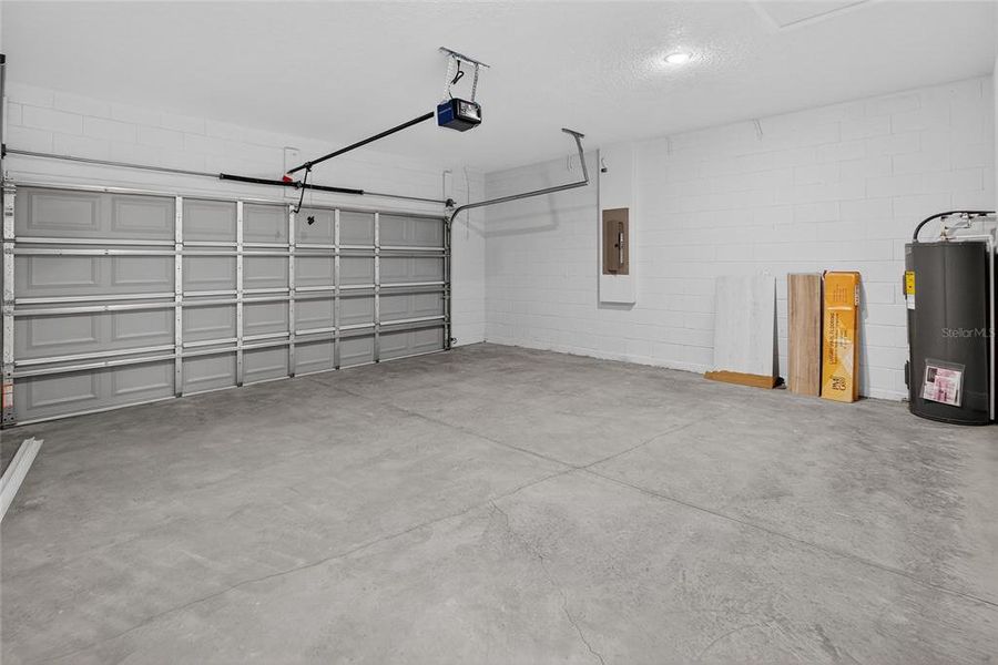 Spacious, unfurnished interior of a new home in , Ocala (Image 38).