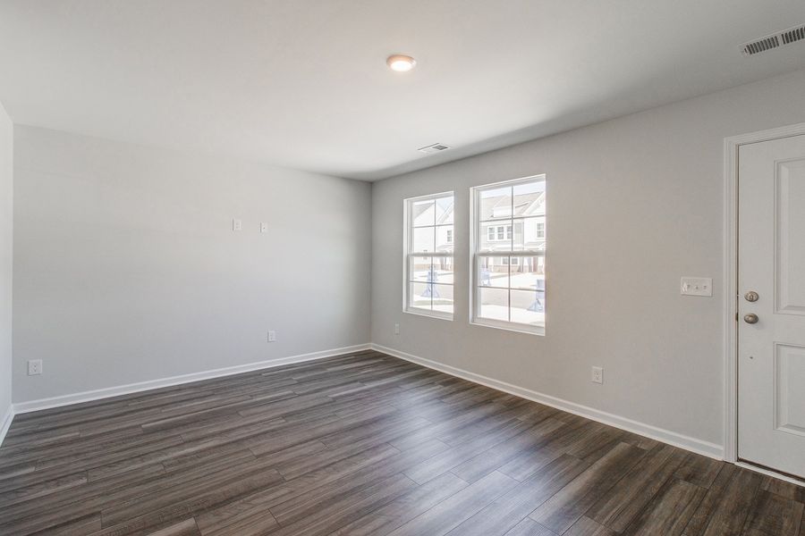 Spacious, unfurnished interior of a new home in Astoria, Columbia (Image 11).