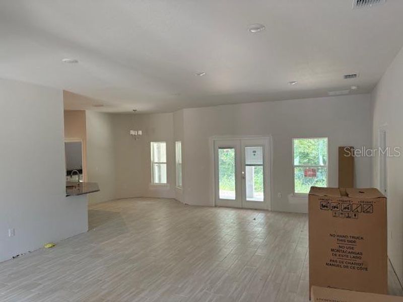 Spacious, unfurnished interior of a new home in Juliette Falls, Dunnellon (Image 6).