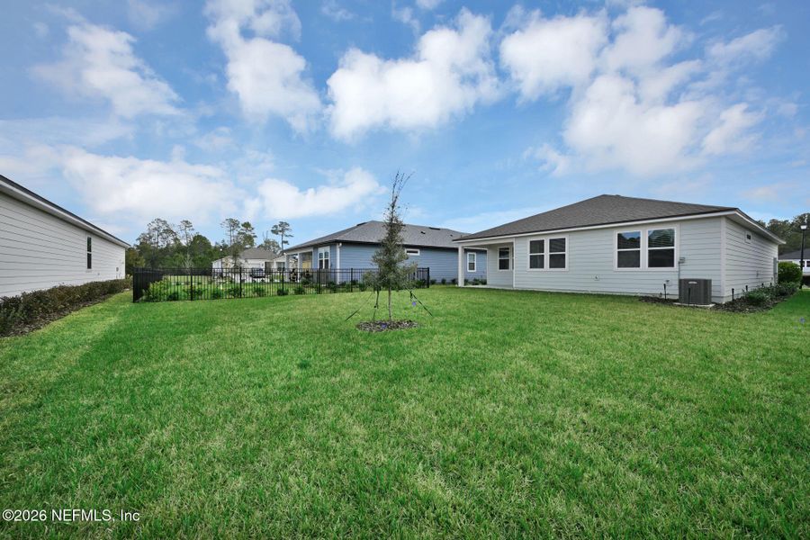Exterior details and patio area of a home in Hyland Trail, Green Cove Springs (Image 4).