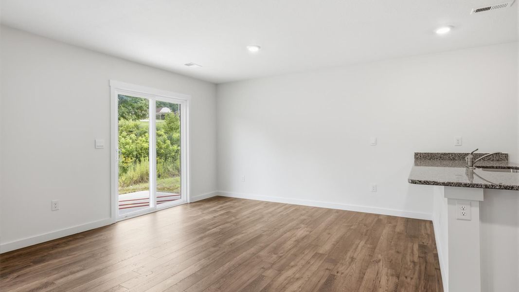 Spacious, unfurnished interior of a new home in Emory Creek, Harriman (Image 33).