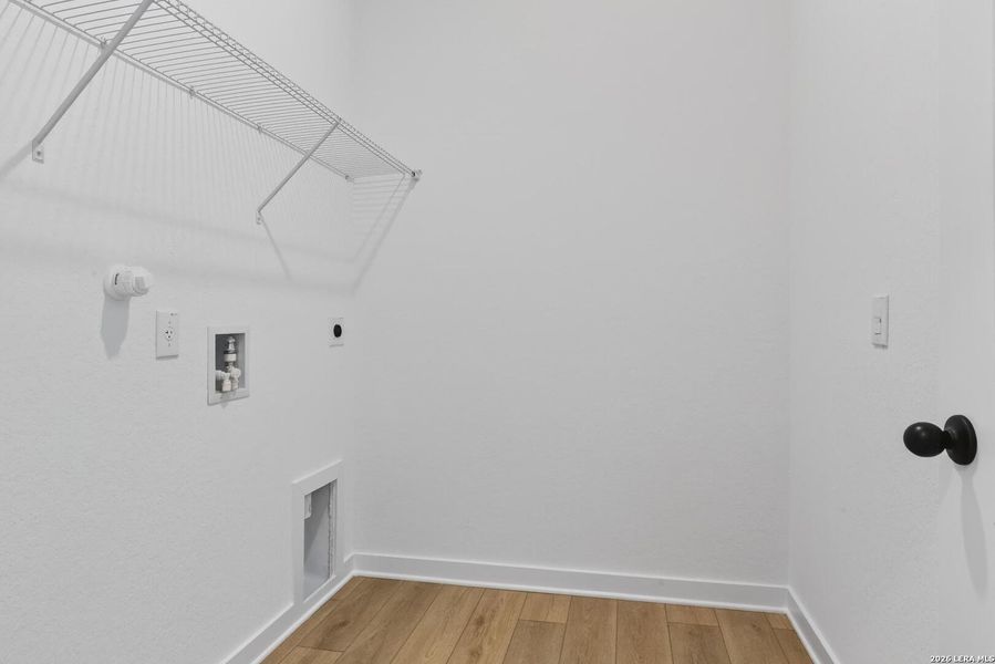 Spacious, unfurnished interior of a new home in Hennersby Hollow, San Antonio (Image 26).