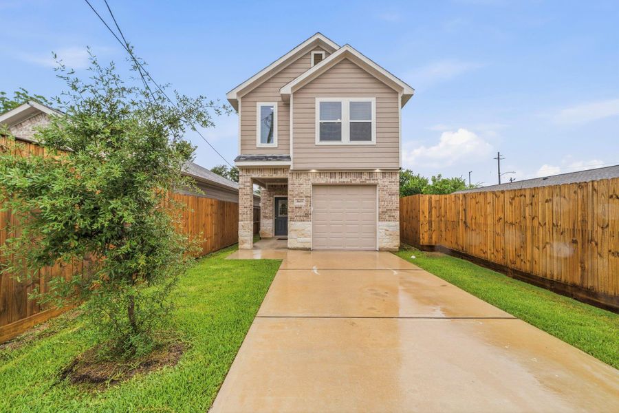 Within Minutes from Downtown Houston. Enjoy Daikin Park, Toyota Center, and Discovery Green.