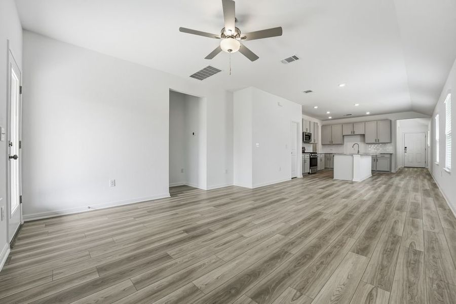Spacious, unfurnished interior of a new home in Longview, Del Valle (Image 10).