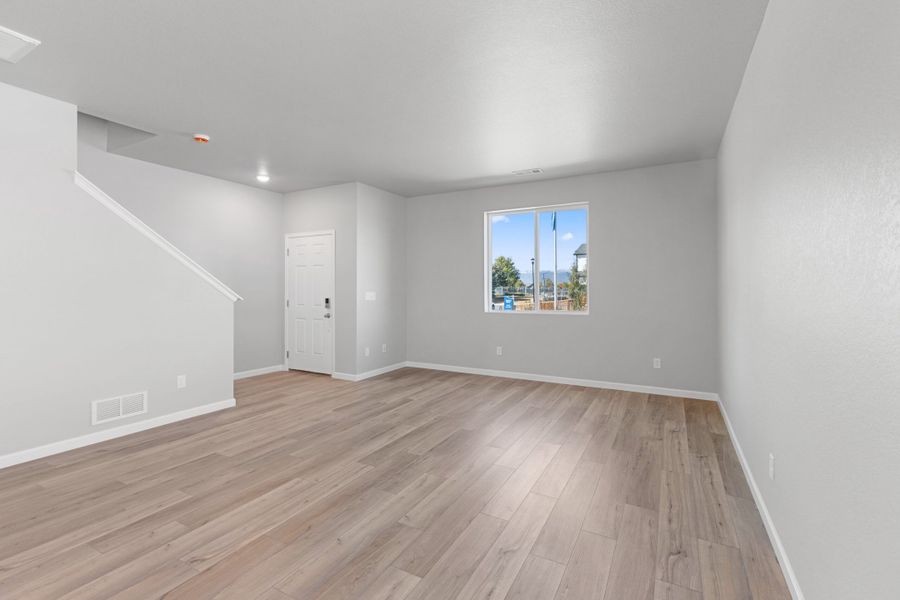 Spacious, unfurnished interior of a new home in Spring Valley, Longmont (Image 17).