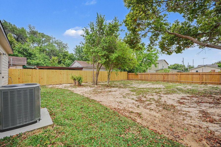 Exterior details and patio area of a home in , La Marque (Image 3).