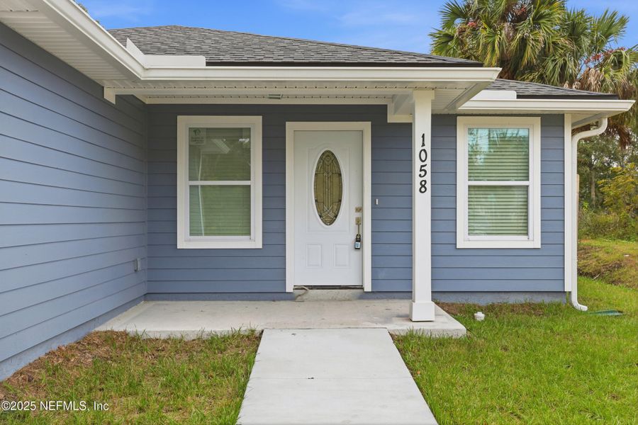 Exterior details and patio area of a home in , Jacksonville (Image 3).