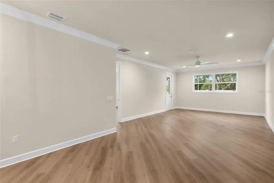Spacious, unfurnished interior of a new home in , Tarpon Springs (Image 20).