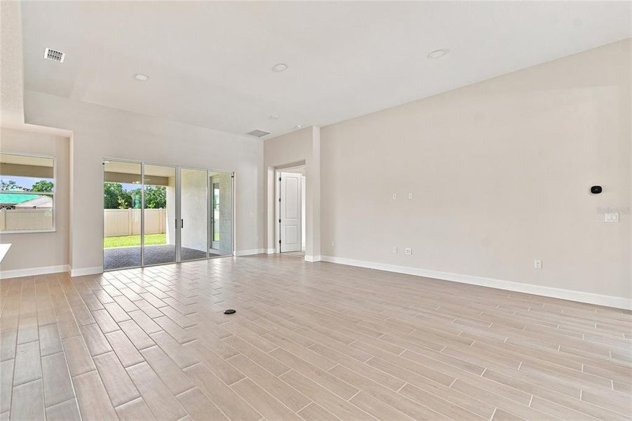 Spacious, unfurnished interior of a new home in Willow Run, Apopka (Image 30).