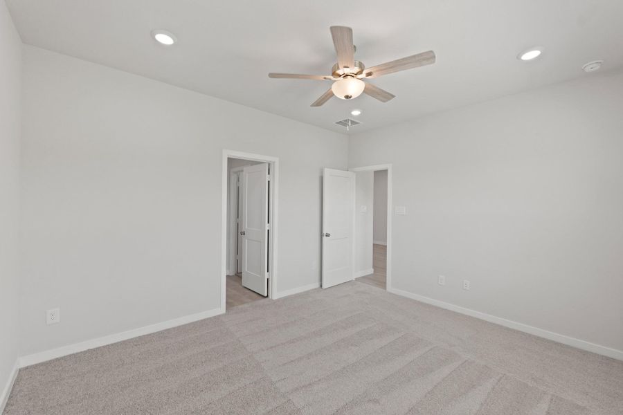 Spacious, unfurnished interior of a new home in River Ranch Trails, Dayton (Image 13).