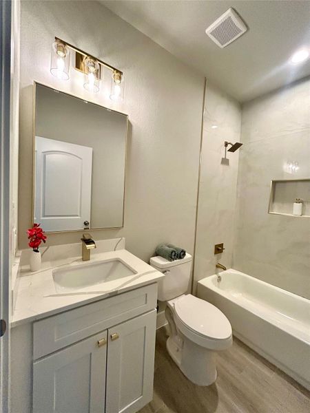 Secondary bathroom. Secondary bathroom.