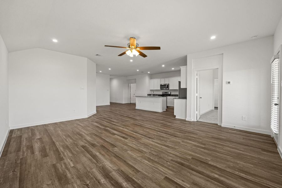 Spacious, unfurnished interior of a new home in , Rosharon (Image 27).