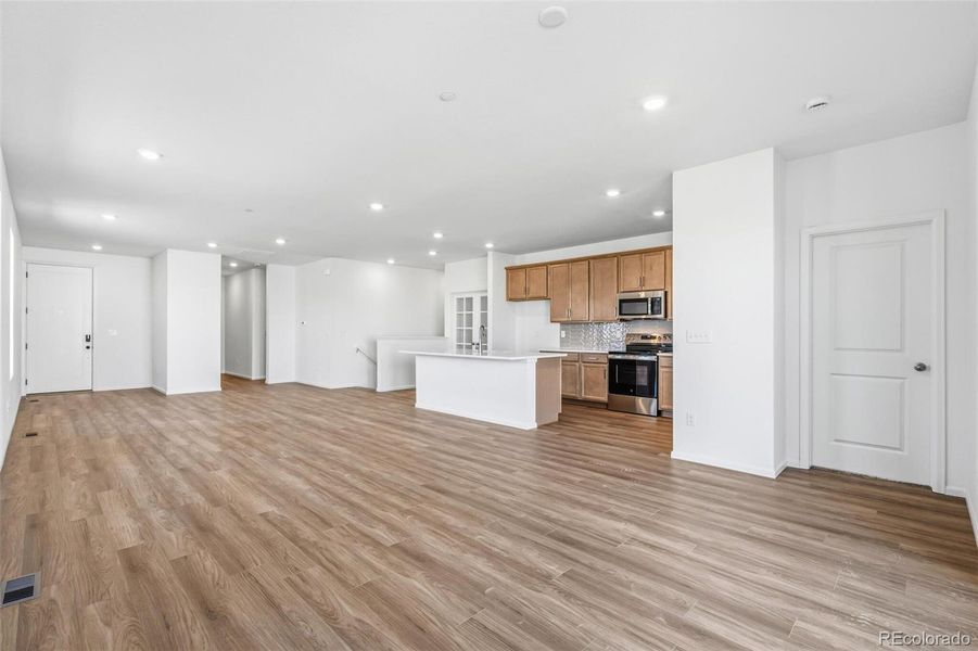 Spacious, unfurnished interior of a new home in Legato, Commerce City (Image 22).