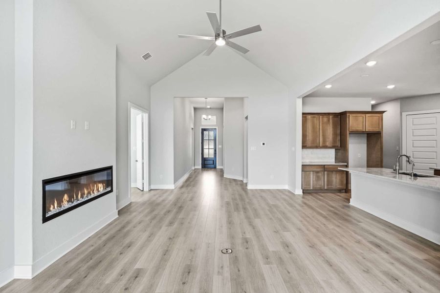 Spacious, unfurnished interior of a new home in Esperanza, Boerne (Image 30).