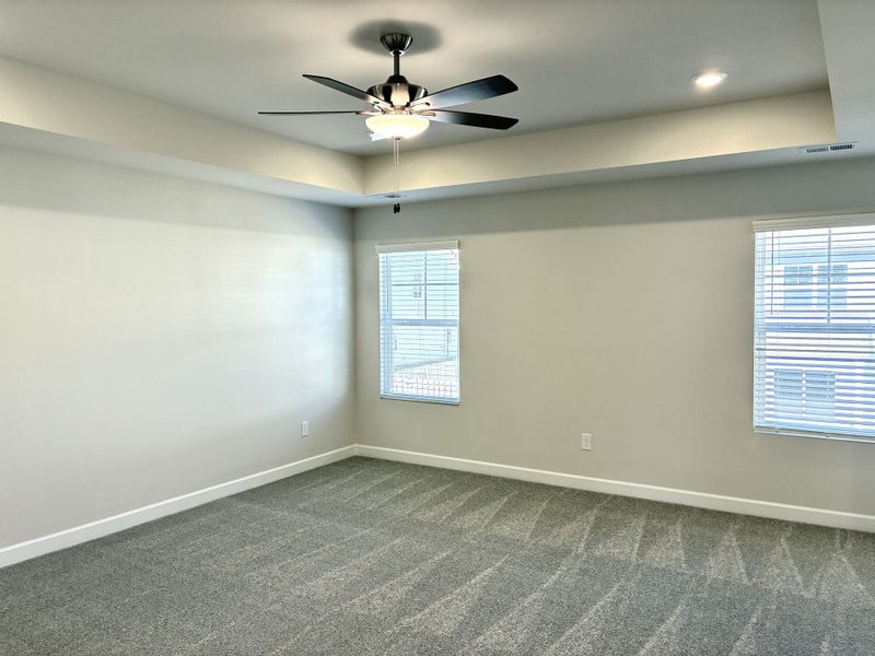 Spacious, unfurnished interior of a new home in Holly Ridge, Greenville (Image 18).