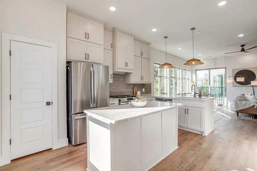 Stylish Fort Worth townhome kitchen blending luxury design and everyday functionality. Stylish Fort Worth townhome kitchen blending luxury design and everyday functionality.