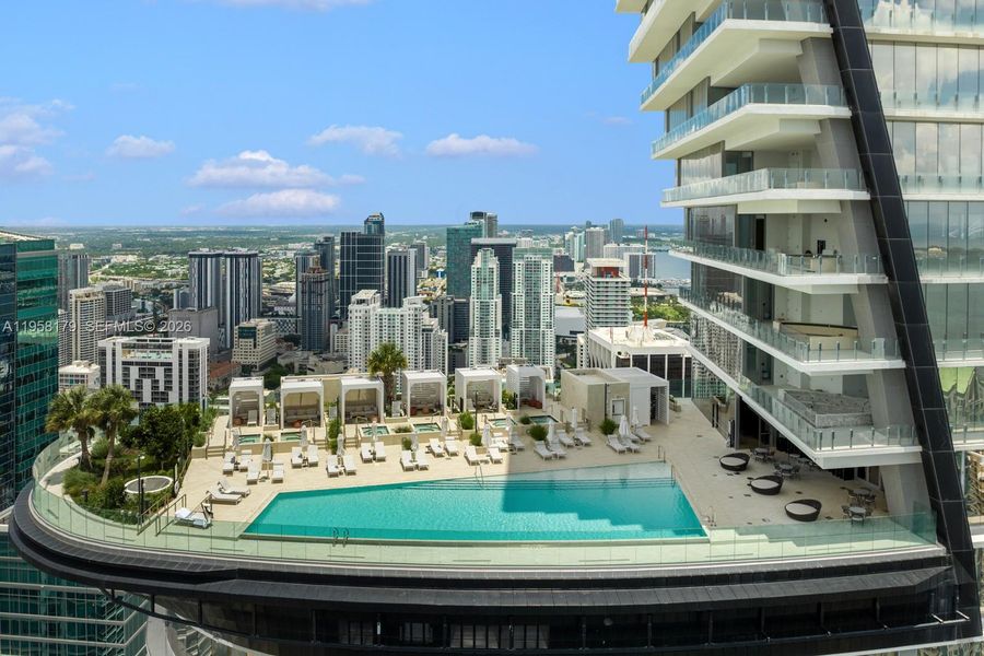 Condo located in Miami, FL showcasing its design and architecture (Image 20).