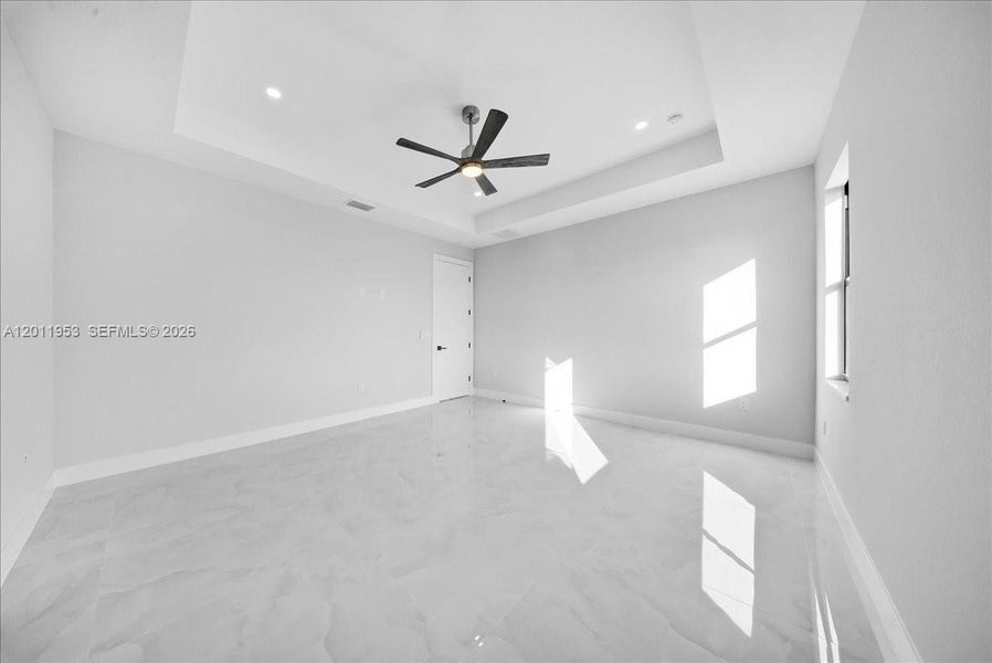 Spacious, unfurnished interior of a new home in , Cape Coral (Image 17).