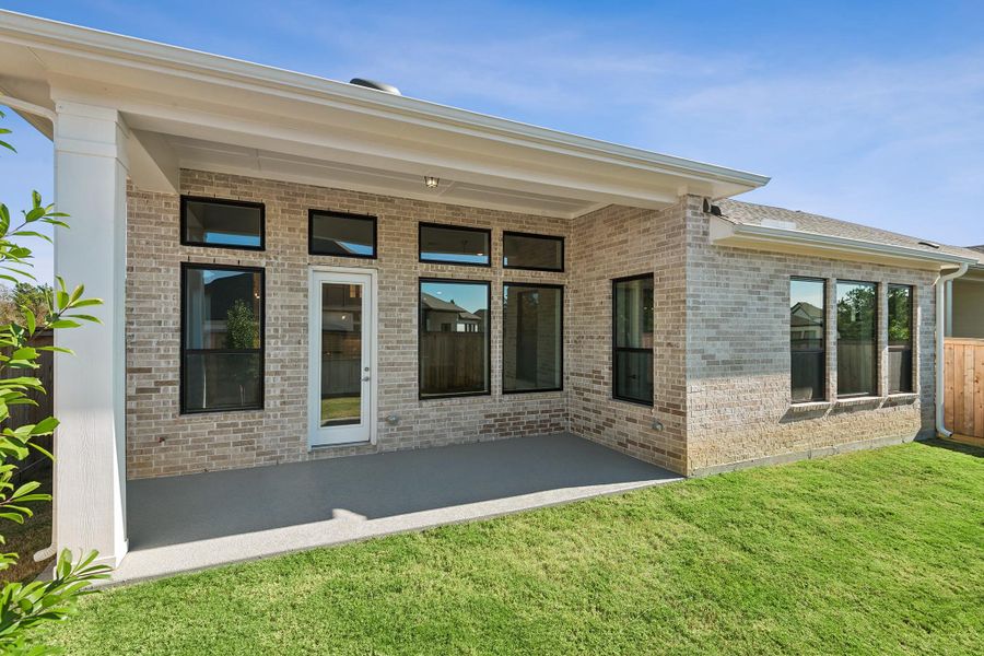 Exterior details and patio area of a home in Kresston, Montgomery (Image 23).
