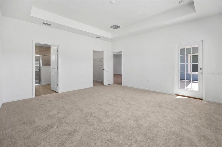 Spacious, unfurnished interior of a new home in , Dunnellon (Image 9).