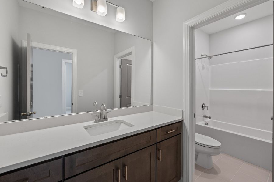 Representative furnished interior of a home built from the The Hampton by RobuckHomes in Baylee Ridge, Selma (Image 96).