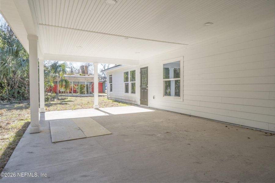 Exterior details and patio area of a home in , Palatka (Image 3).