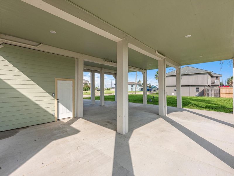 Plenty of storage space off the parking area! Plenty of storage space off the parking area!