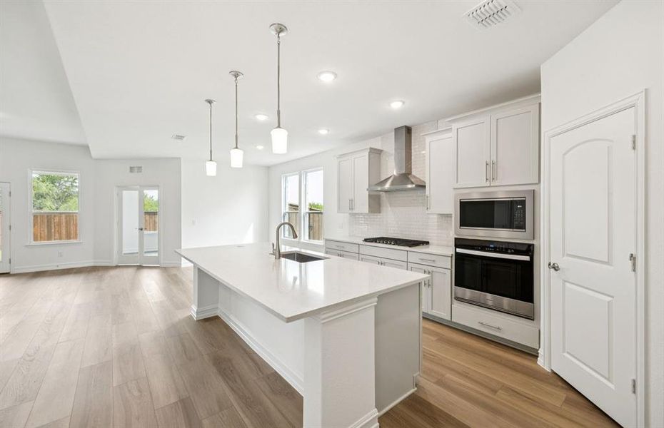 Eat-in island in kitchen