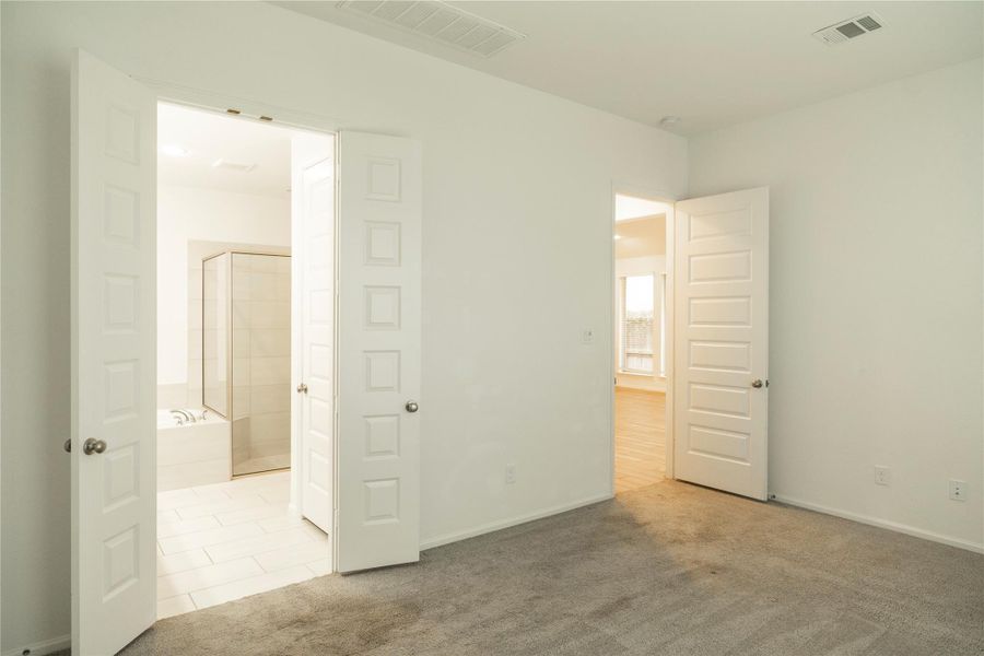 Spacious, unfurnished interior of a new home in Cross Creek West 45', Fulshear (Image 16). Spacious, unfurnished interior of a new home in Cross Creek West 45', Fulshear (Image 16).