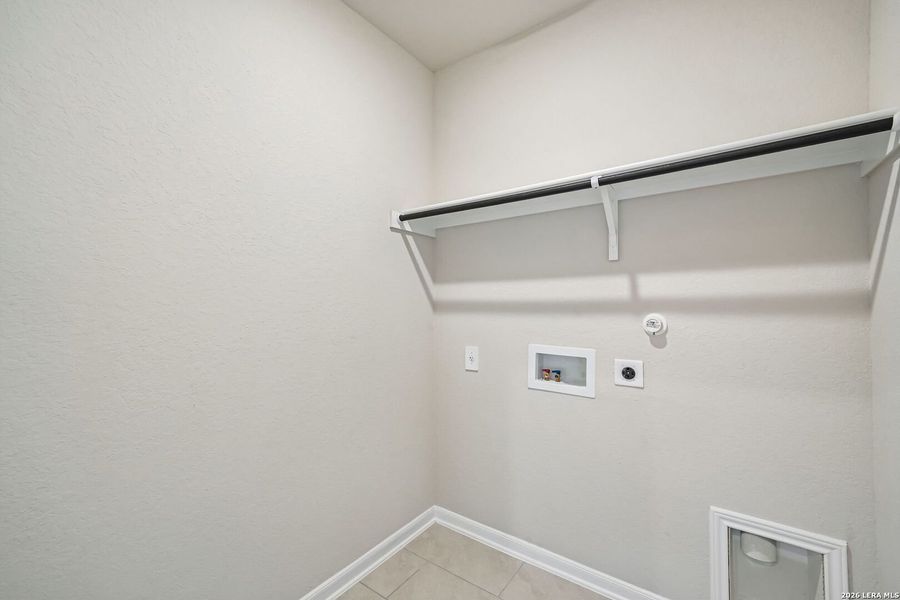 Spacious, unfurnished interior of a new home in Thomas Pond, San Antonio (Image 18).