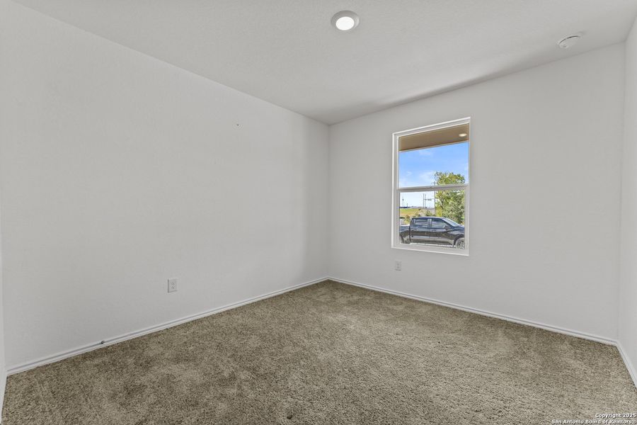 Spacious, unfurnished interior of a new home in Lodi Grove, Floresville (Image 11).